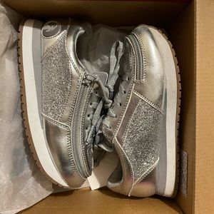 BILLY Footwear Kid’s Jogger Sneaker Silver